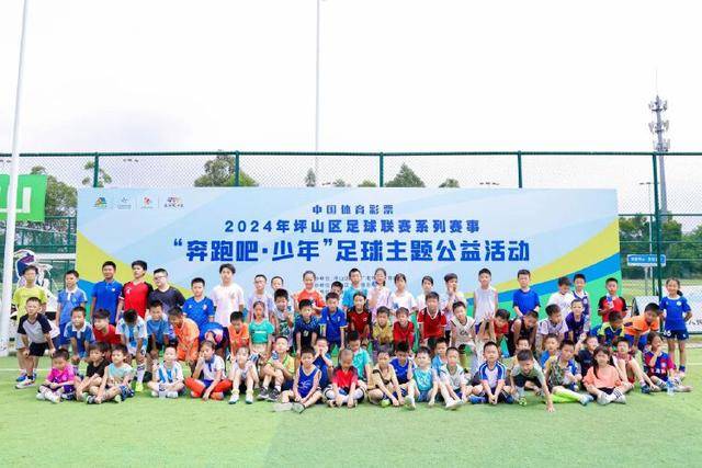 杨瀚森在训练中左手扣篮展示技巧